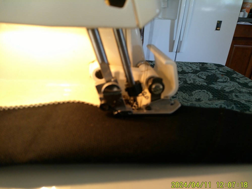 TOYOTA 6700 SEGER SEWING MACHINE (WORKING)