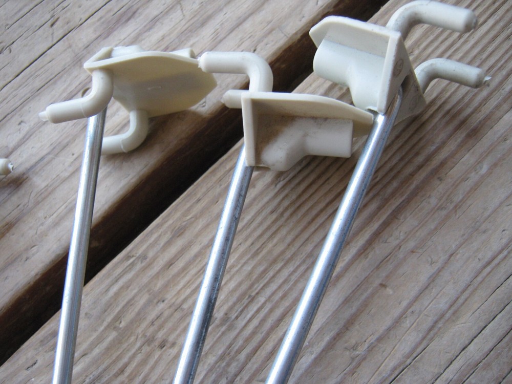 NOT COMPLETE 86 pcs ( 7 pcs plastic ONLY ) Fastback Hooks ?? Peg Board Hooks