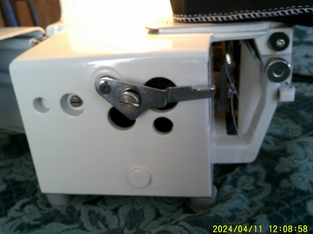 TOYOTA 6700 SEGER SEWING MACHINE (WORKING)