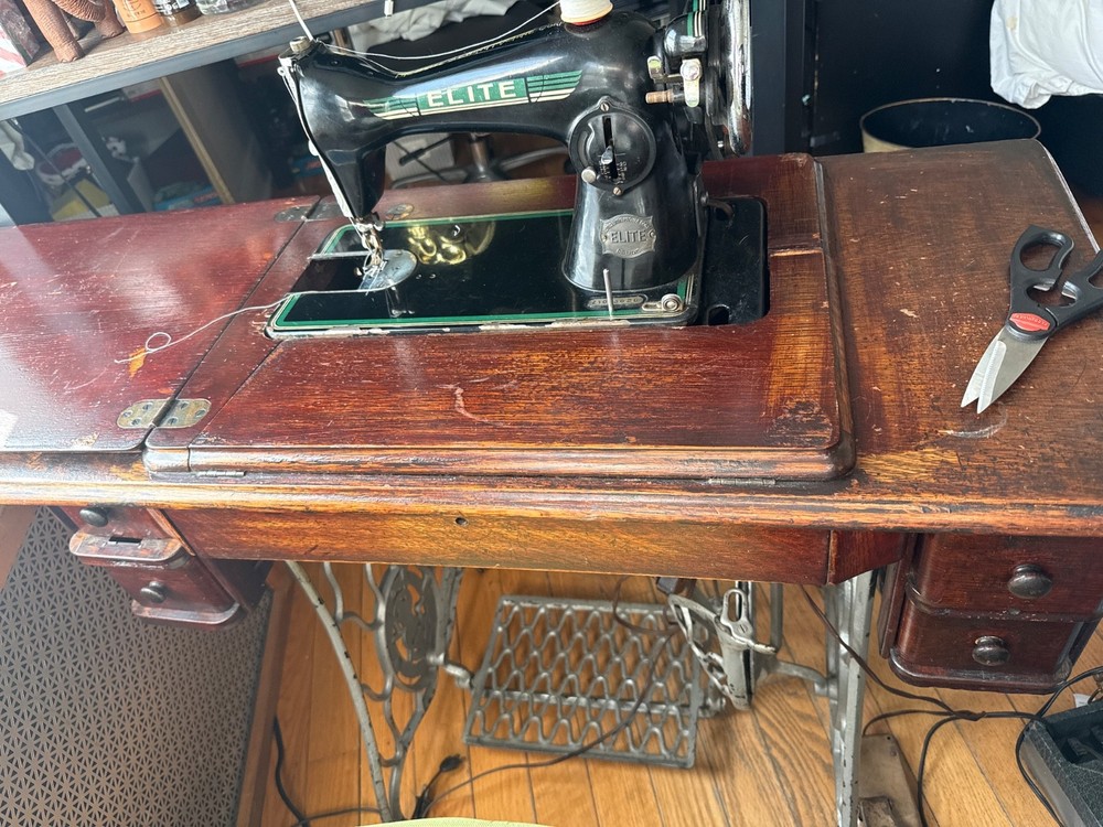 Rare Elite Sewing Machine Corp De Luxe
