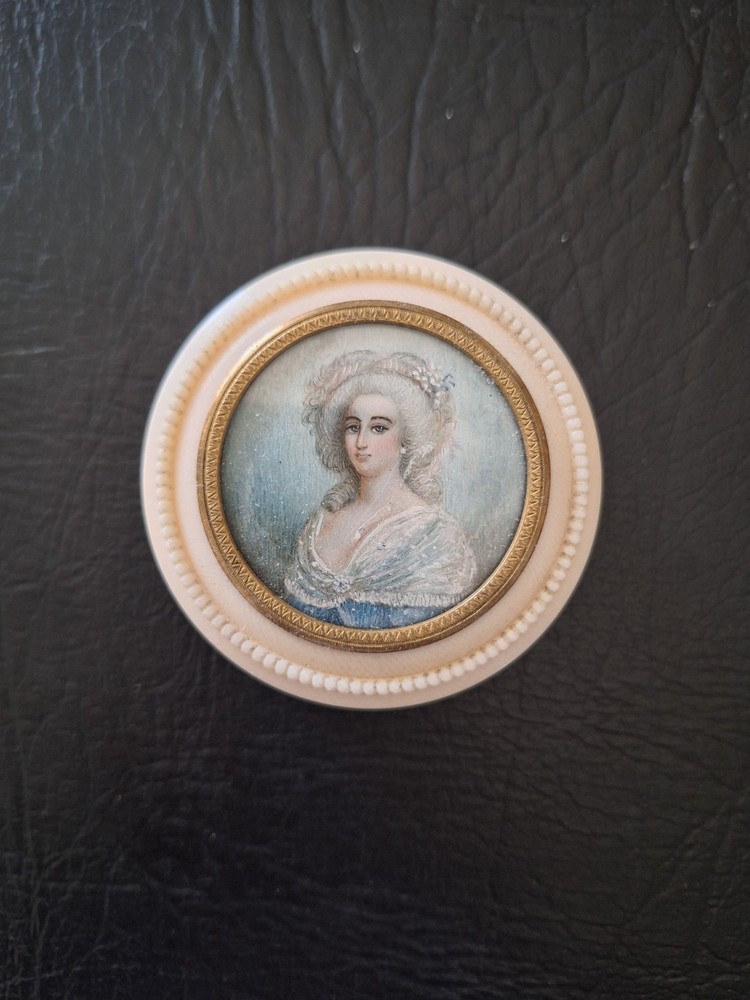 ANTIQUE 19TH CENTURY SNUFF BOX