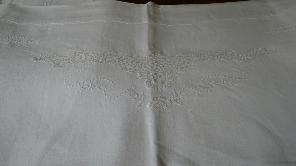 linen sheet with tombolo applications