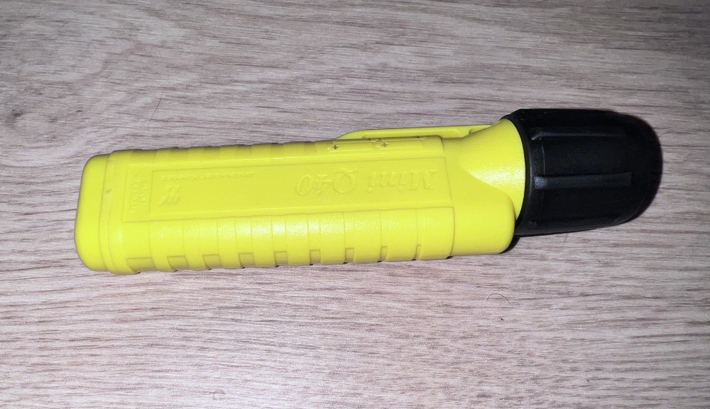 Underwater Kinetics Mini Q40 Dive Flashlight 500Ft Depth
