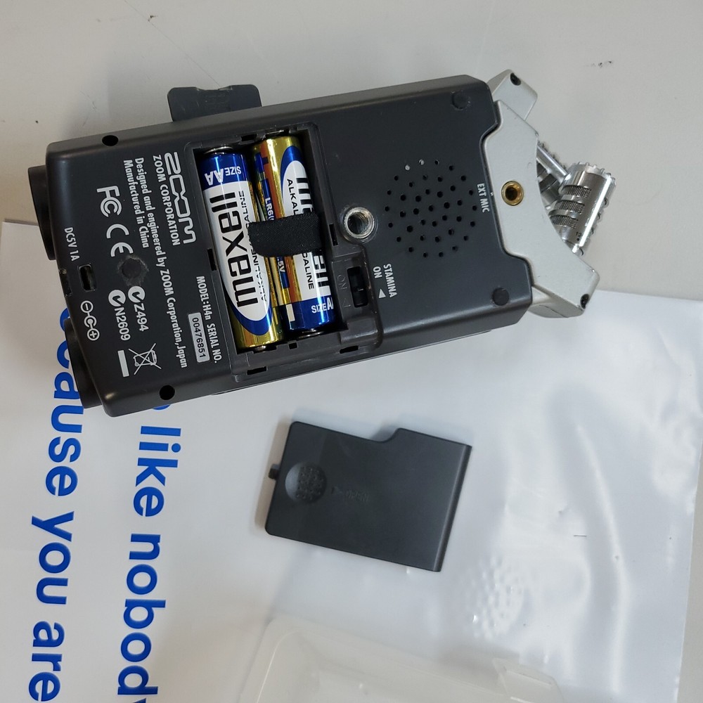 ZOOM H4N HELD DIGITAL STEREO AUDIO RECORDER WITH MEMORY CARD