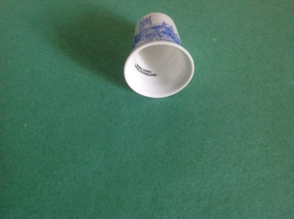 VINTAGE BONE CHINA BLUE & WHITE THIMBLE WORCESTER CATHEDRAL