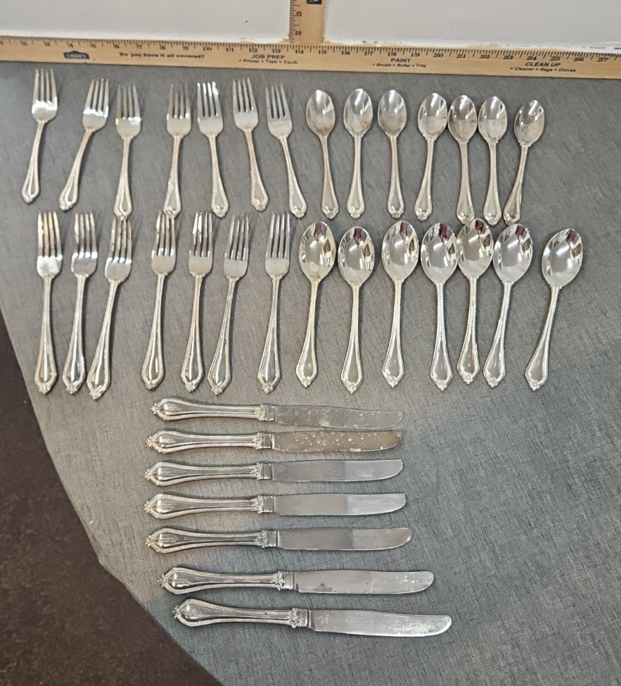 International Silver-Plated Yorkshire Bead Flatware 35pc 7 Place Settings