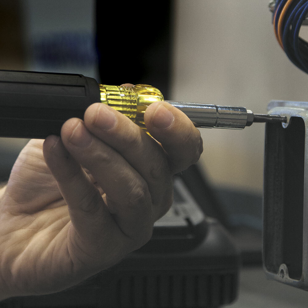 Klein Tools 32517 Multi-Bit Screwdriver / Tap Tool with 6 Common Tap Sizes