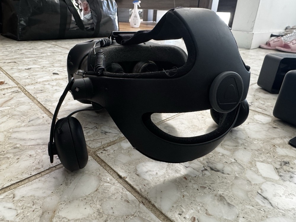 HTC Vive VR Headset Bundle + Pro Audio Strap (Read Description)
