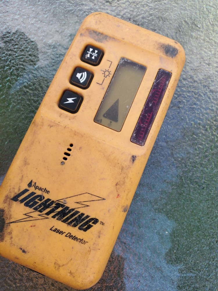 Apache Lightning Laser Detector 44 50mm (2.00 in) yellow & Clamp 42 POWERS ON
