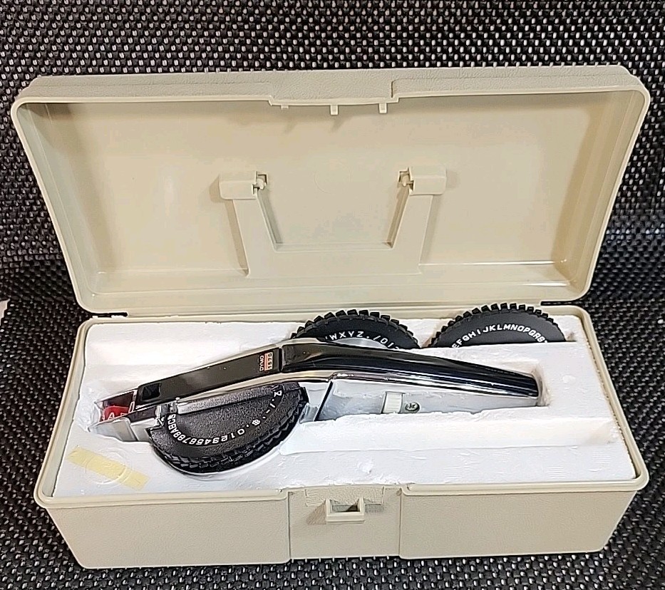 Dymo Model 1570 Manual Dial Type Label Maker Complete With Travel Case