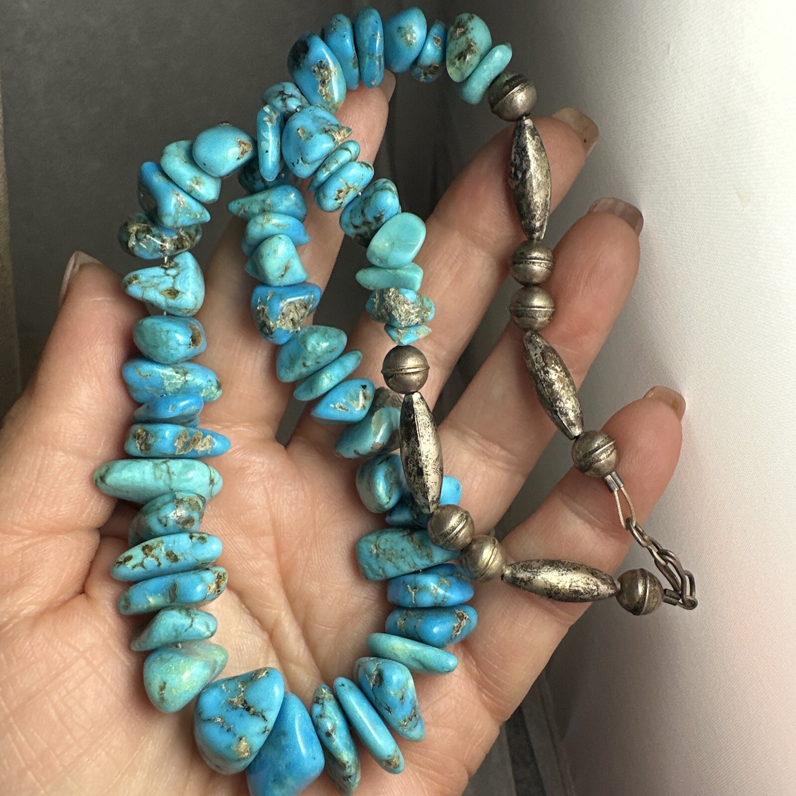 Beautiful southwestern style 18 inch turquoise silver necklace