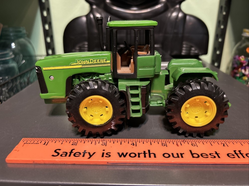 ERTL JOHN DEERE PLASTIC AND DIECAST 9620 TRACTOR
