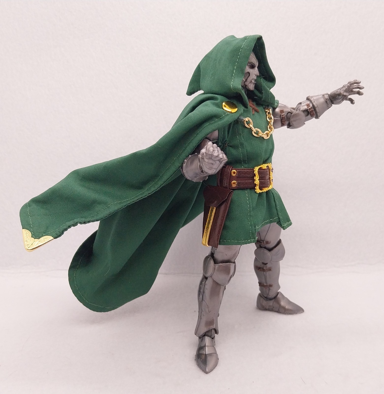 SU-DOOM-SET-GN: 1/12 Deluxe Green Outfit Set for Marvel Legends Dr. Doom