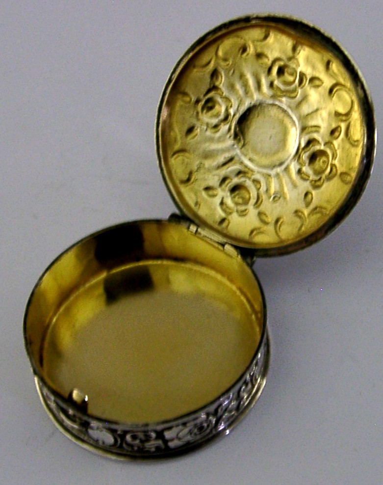 BEAUTIFUL SOLID SILVER ROSES PILL BOX c1950 26g