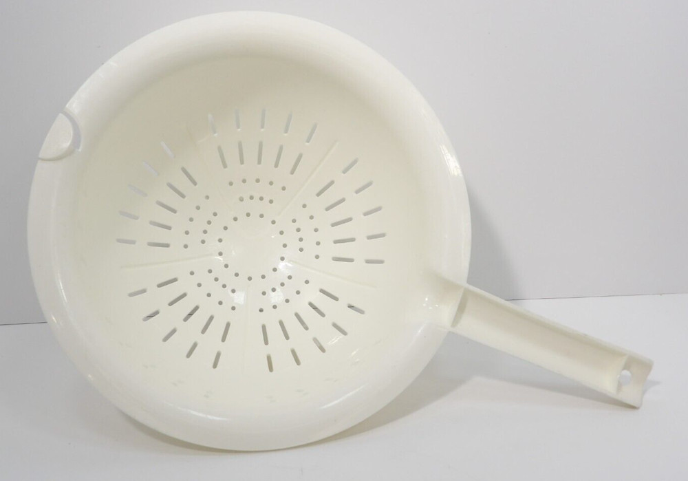 Tupperware 10" White Strainer Colander with Handle - Kitchen Essential