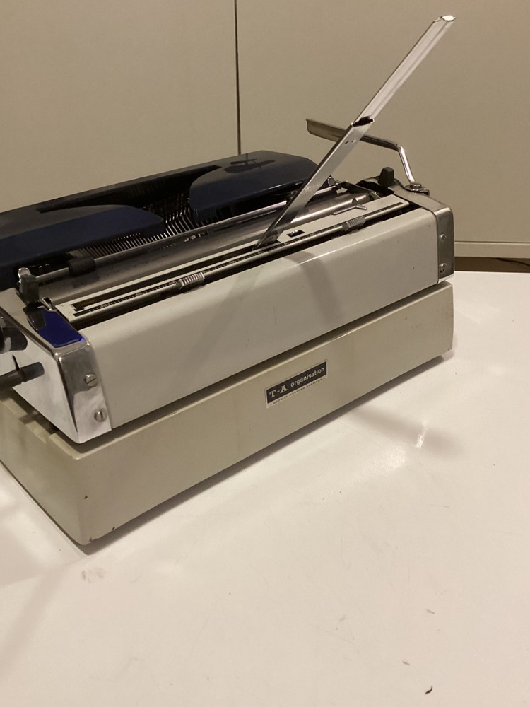 ADLER GABRIELE 35 TYPEWRITER. CURSIVE TYPEFACE. MADE IN GERMANY 1970.