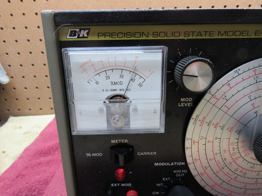 Vintage B & K Precision E-200D Solid State RF Signal Generator Dynascan