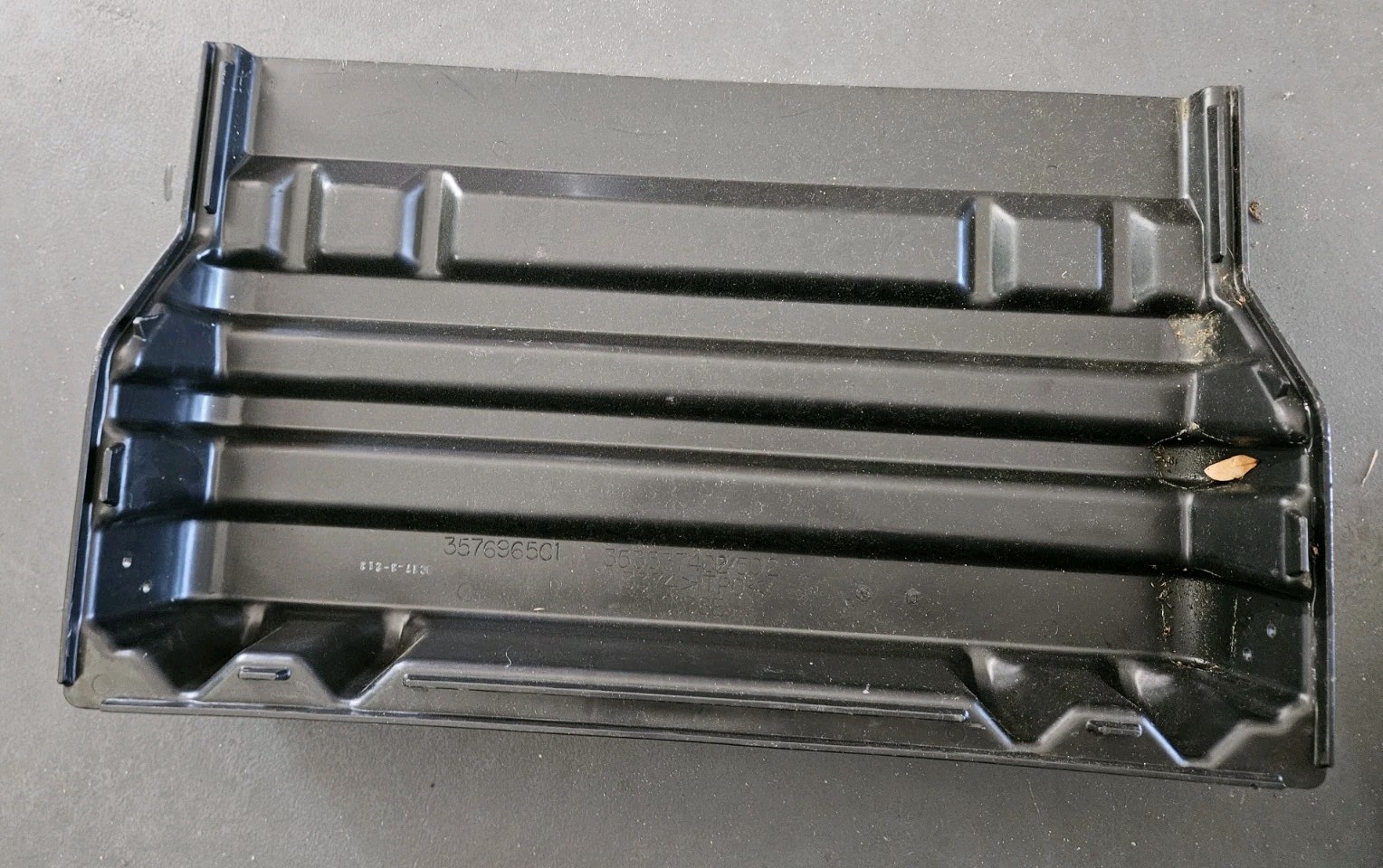 3576965C1 INTERNATIONAL BATTERY BOX COVER - OEM - USED - FAST SHIPPING