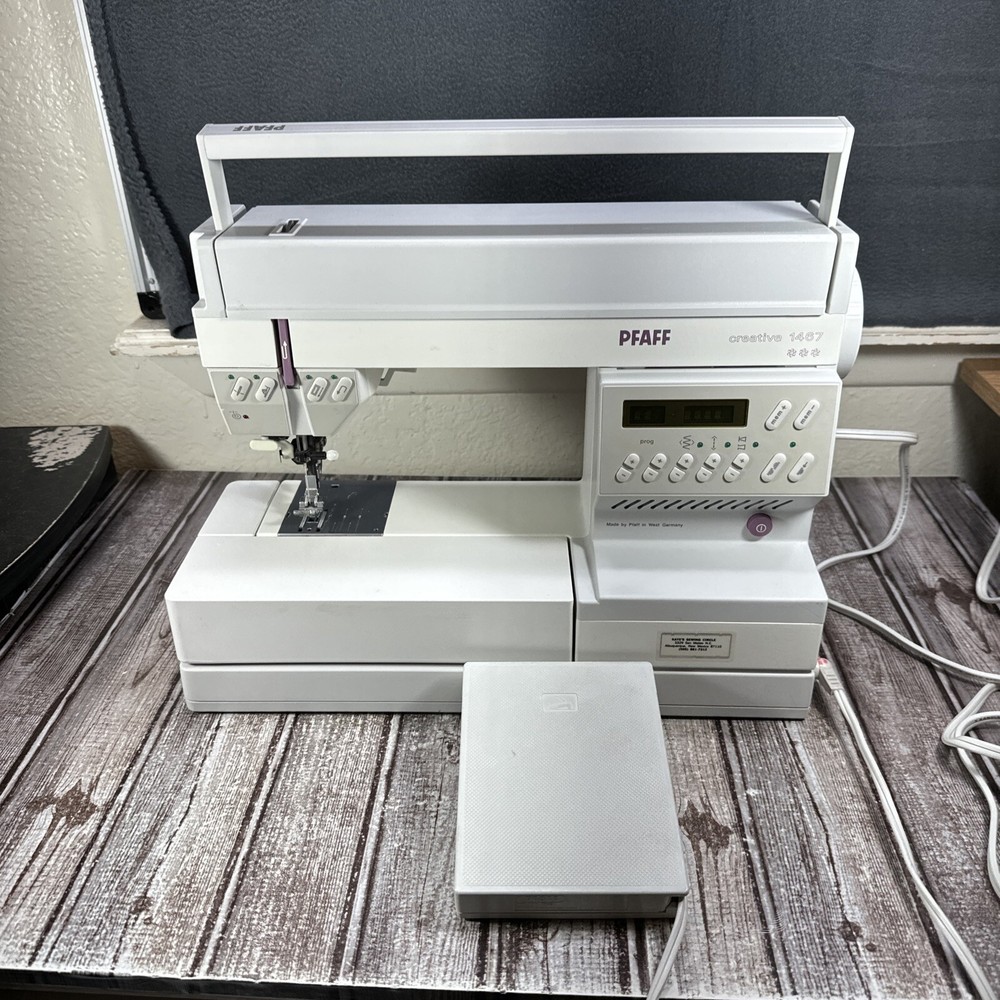 PFAFF Creative 1467 Sewing Machine W/ Pedal, Case