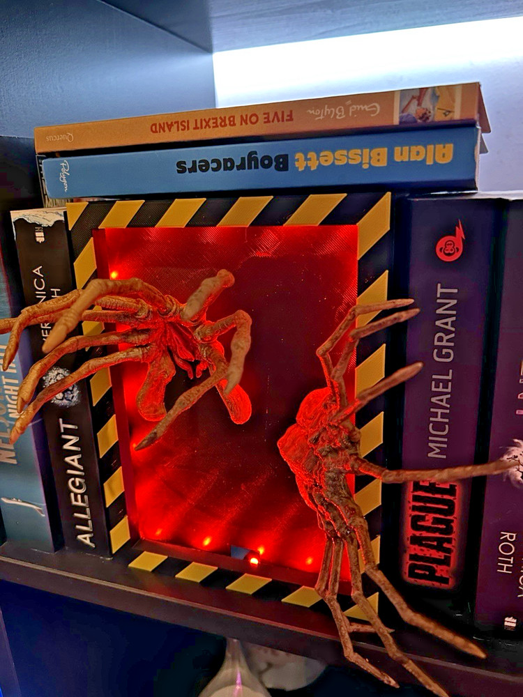 Alien Facehugger Book Nook LED Remote Control 16 Colour