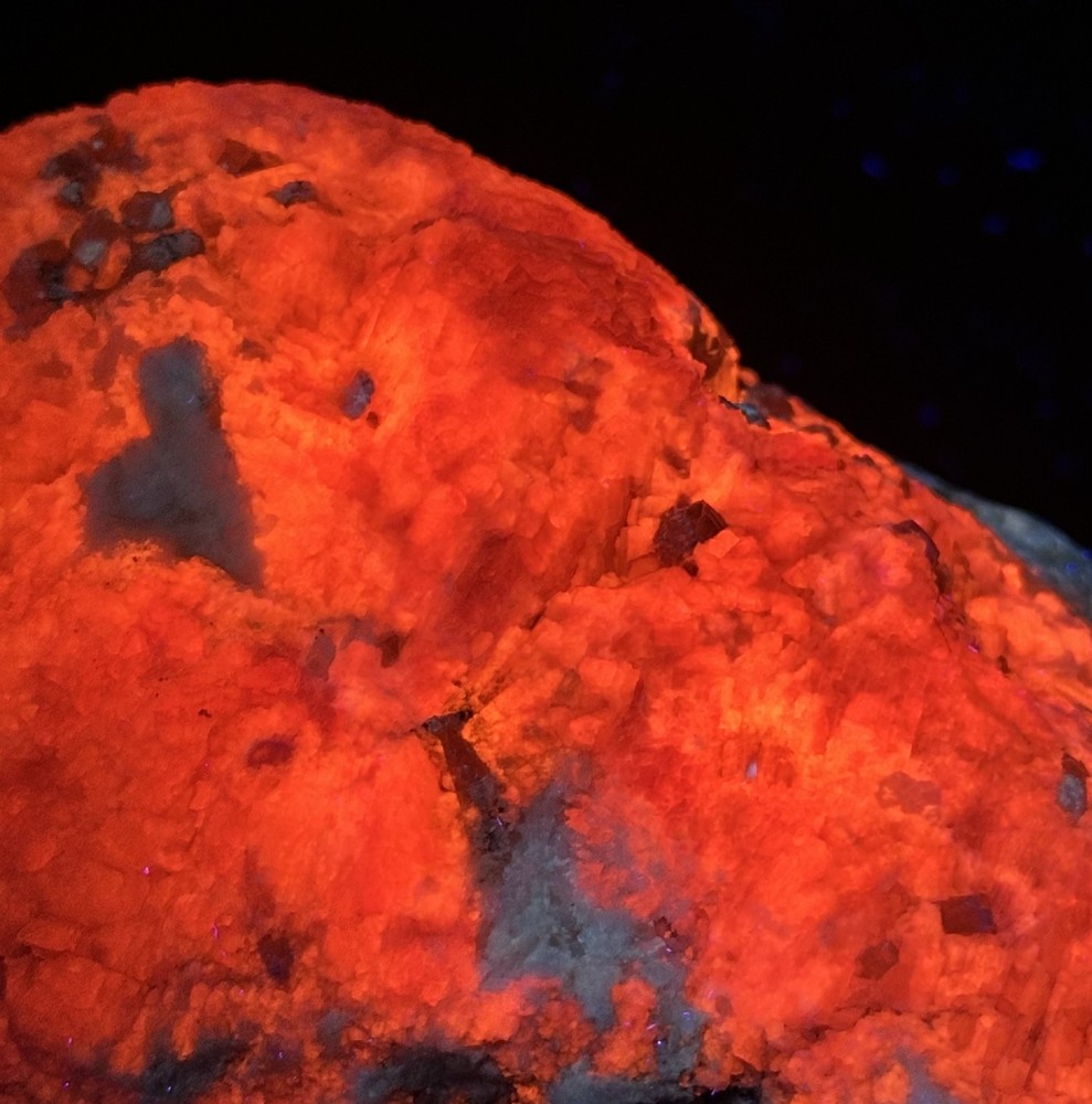 1342 Gr. Fluorescent Phosphorescent Sharp Tenebrescnet Hackmanite, Fluorapatite