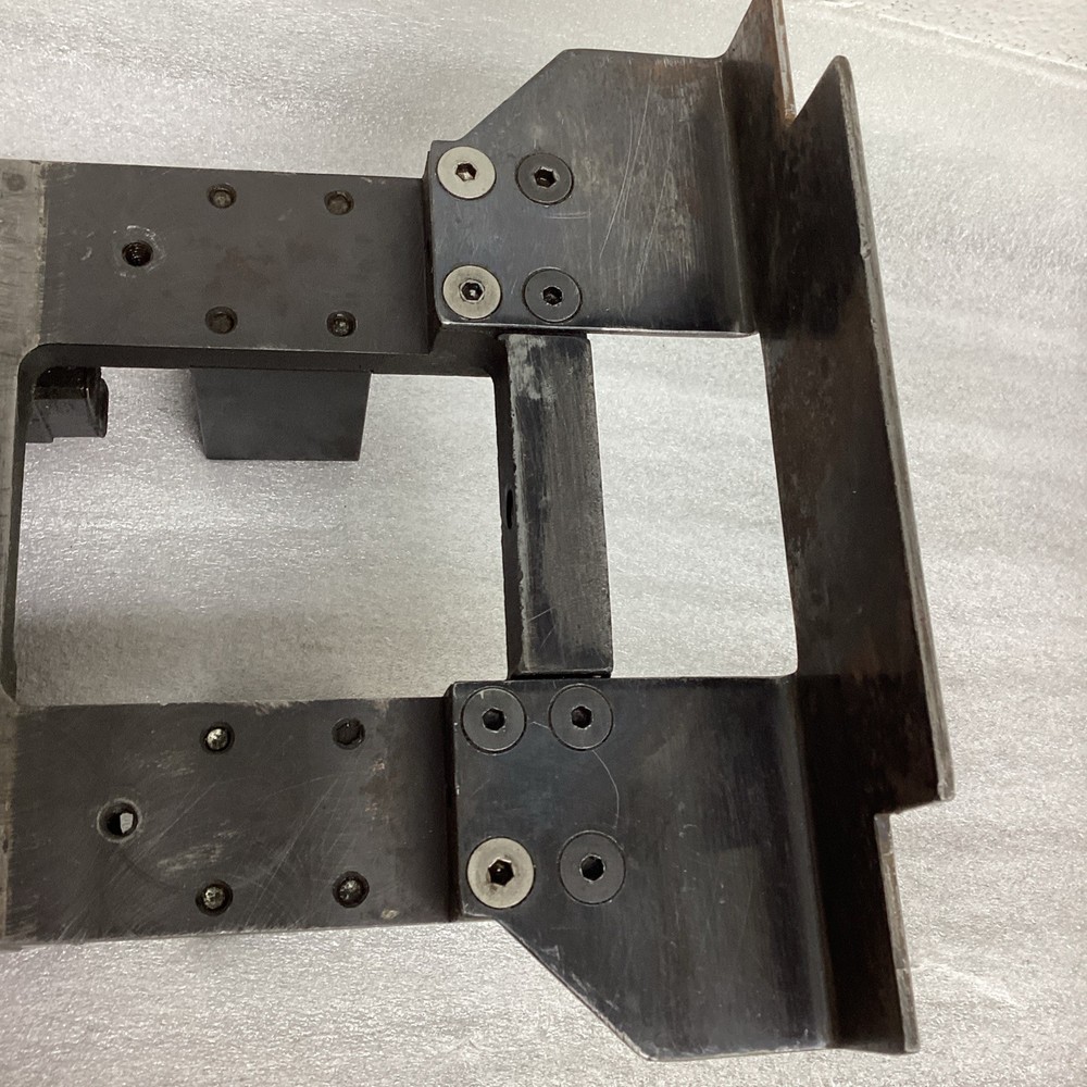 Self-centering vise for CNC machine