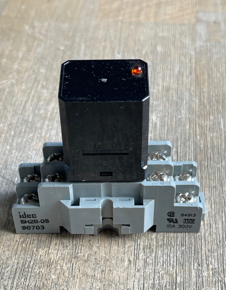 IDEC RBLB-0502L SOLID STATE RELAY 50VDC 8 PIN 2A WITH IDEC SH2B-05 SOCKET BASE
