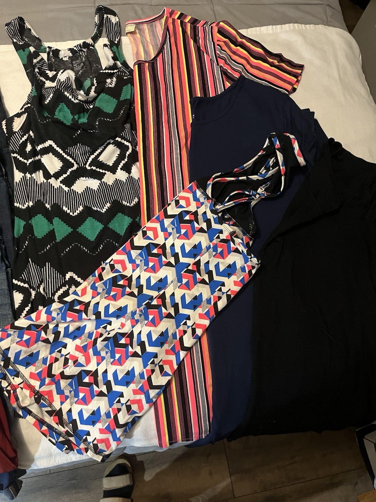 Bundle Of 54 Pieces Of Woman’s 2x-4x Tanks, Tees And Shorts And Capris