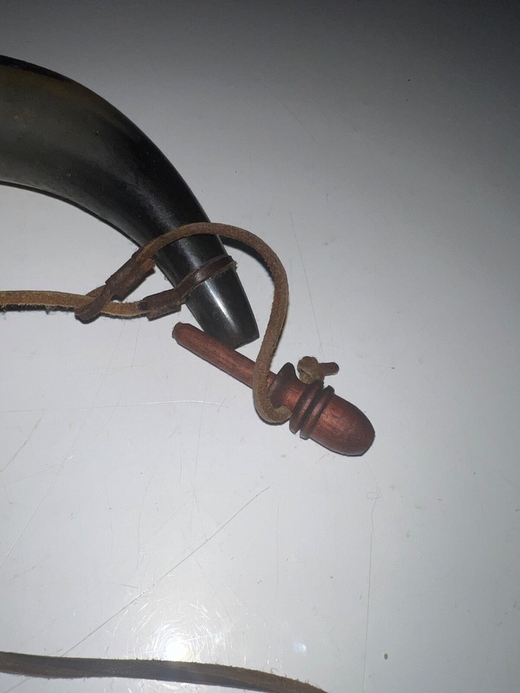 VINTAGE BLACK POWDER HORN WITH STRAP AND PLUG