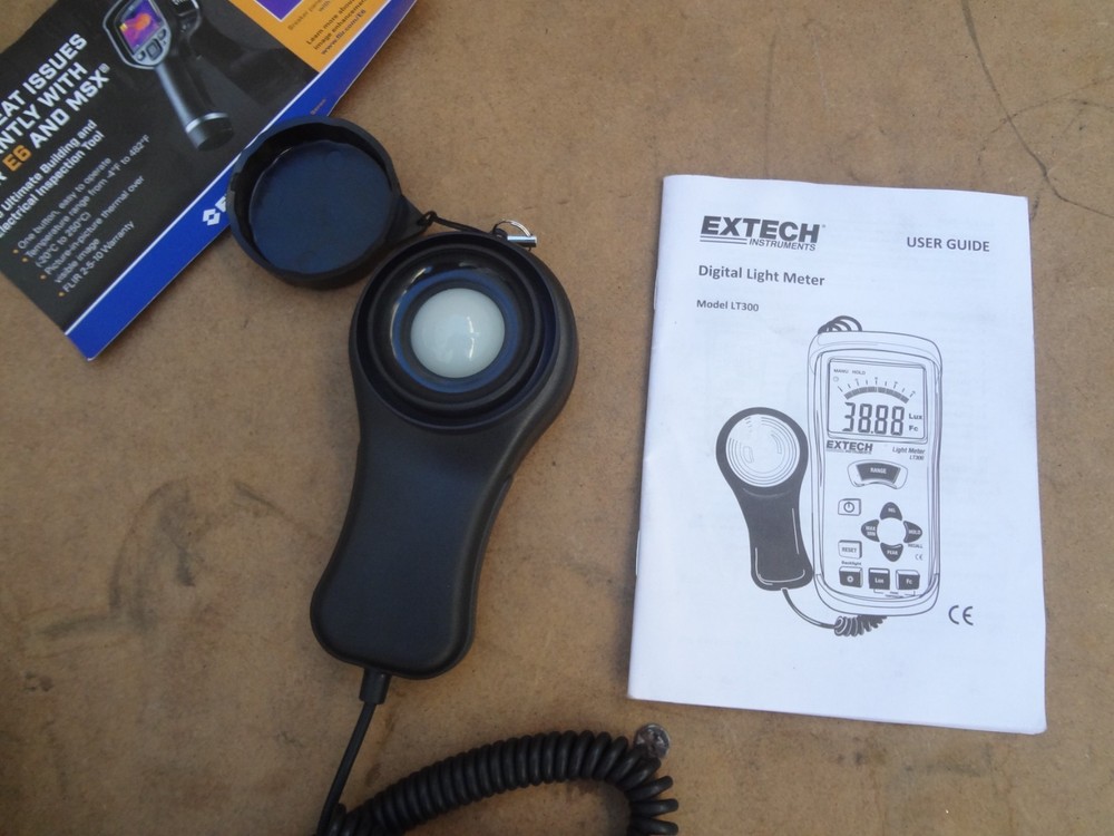 EXTECH LT300 DIGITAL LIGHT METER w/ Case