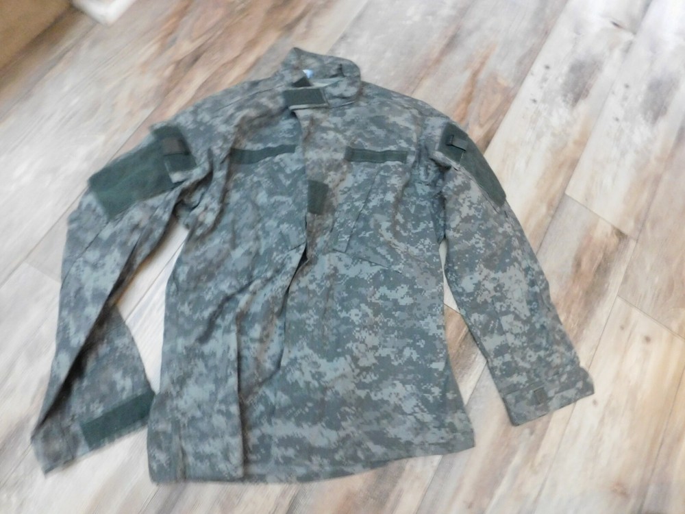 US ARMY  FLAME RESISTANT ACU GREEN TOP COAT SIZE MEDIUM- REGULAR