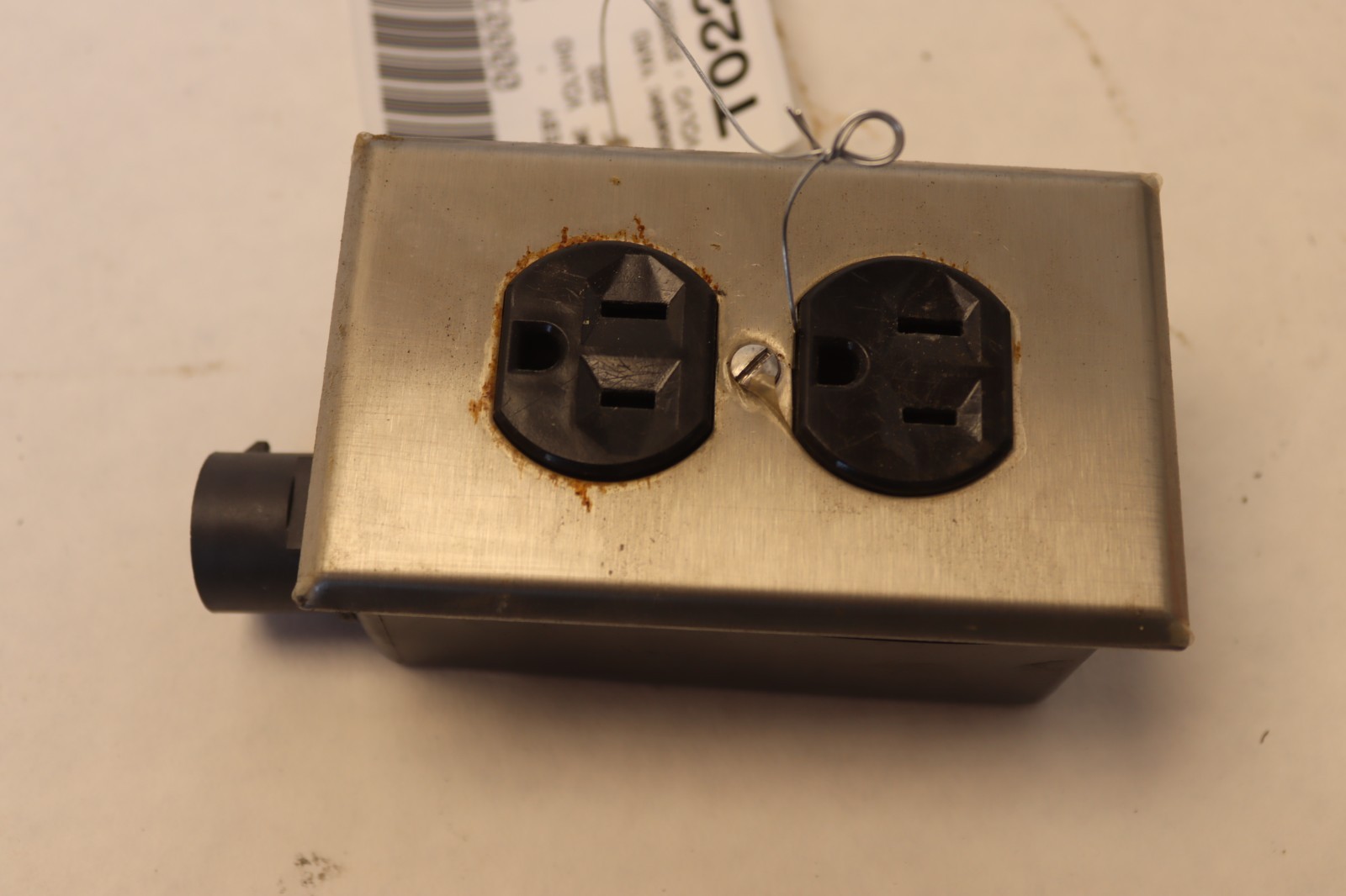 2018-2024 VOLVO VNL 760 / 860 POWER INVERTER SYSTEM RECEPTACLE BOX OEM