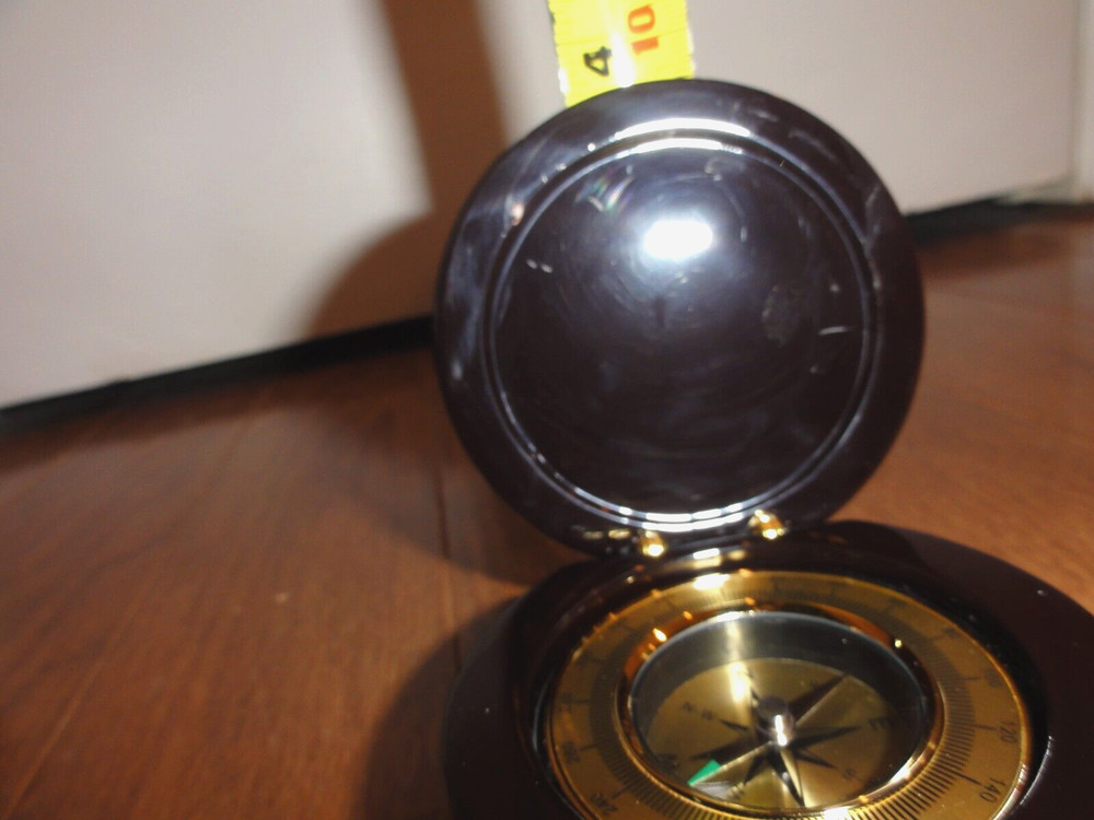 NON TARNISH ROUND COMPASS IN HINGED WOODEN BOX
