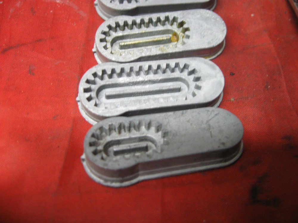 Singer Sewing Machine 6 Different Buttonholer Templates Buttonhole Vintage