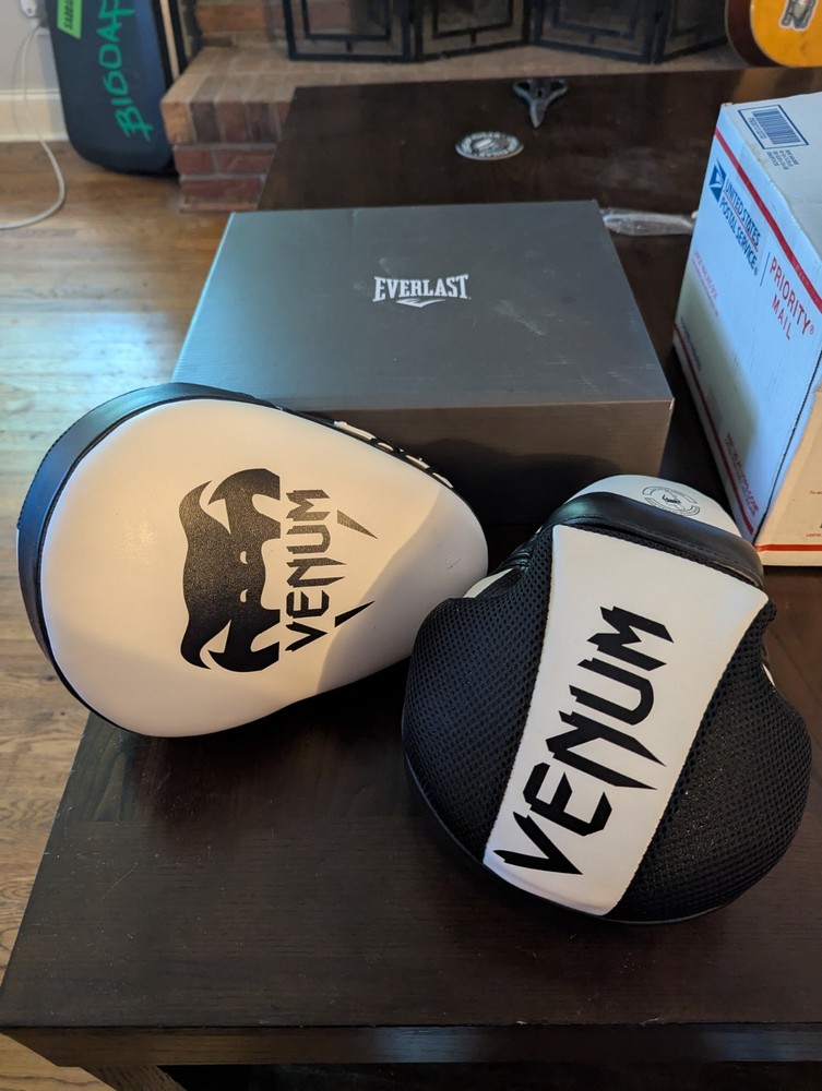 Venum Cellular Tech Focus Mitts