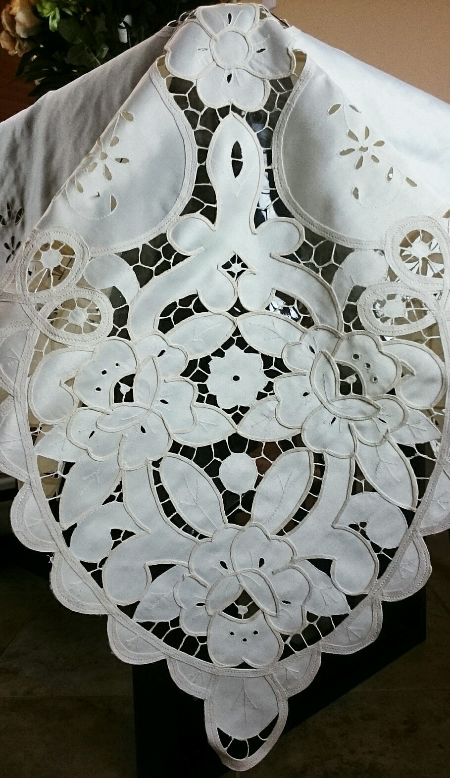 Embroidery Cutwork 72x108" Tablecloth Cotton Polyester with Napkins -Beige color