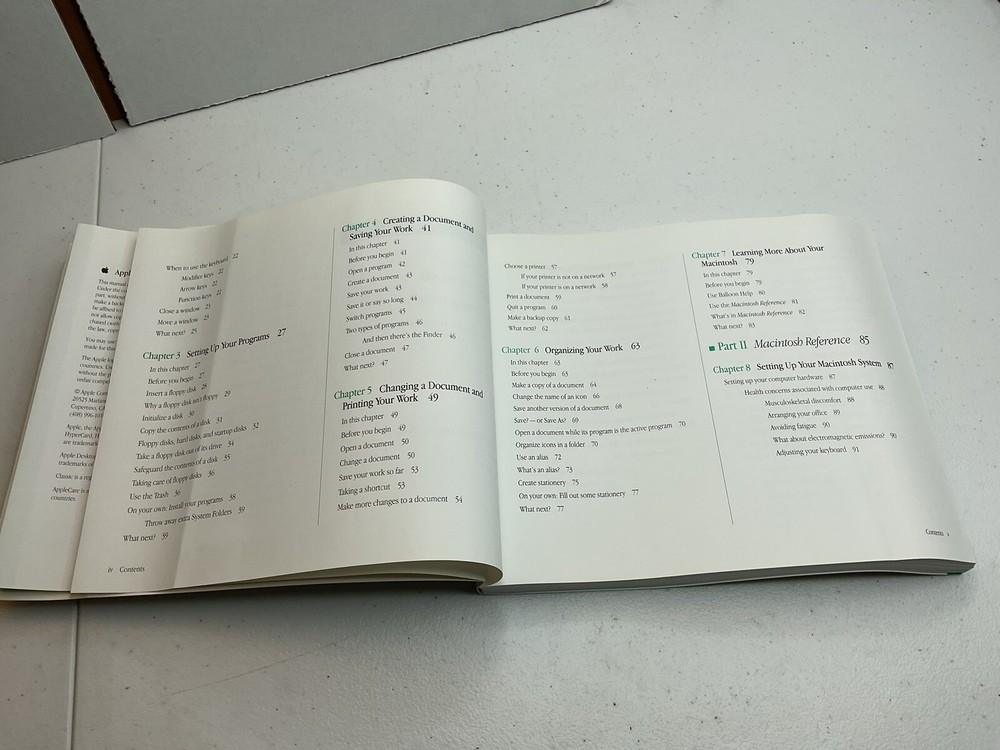 Vintage Apple Macintosh User's Guide for desktop computers 030-2651-B