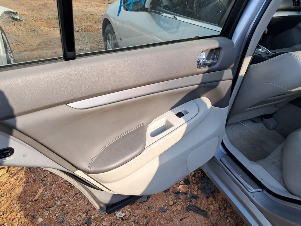 Q40 2015 Glove Box 5009850