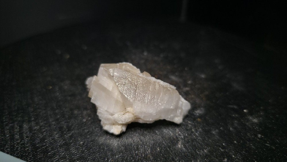 UV Reactive Mangano Calcite