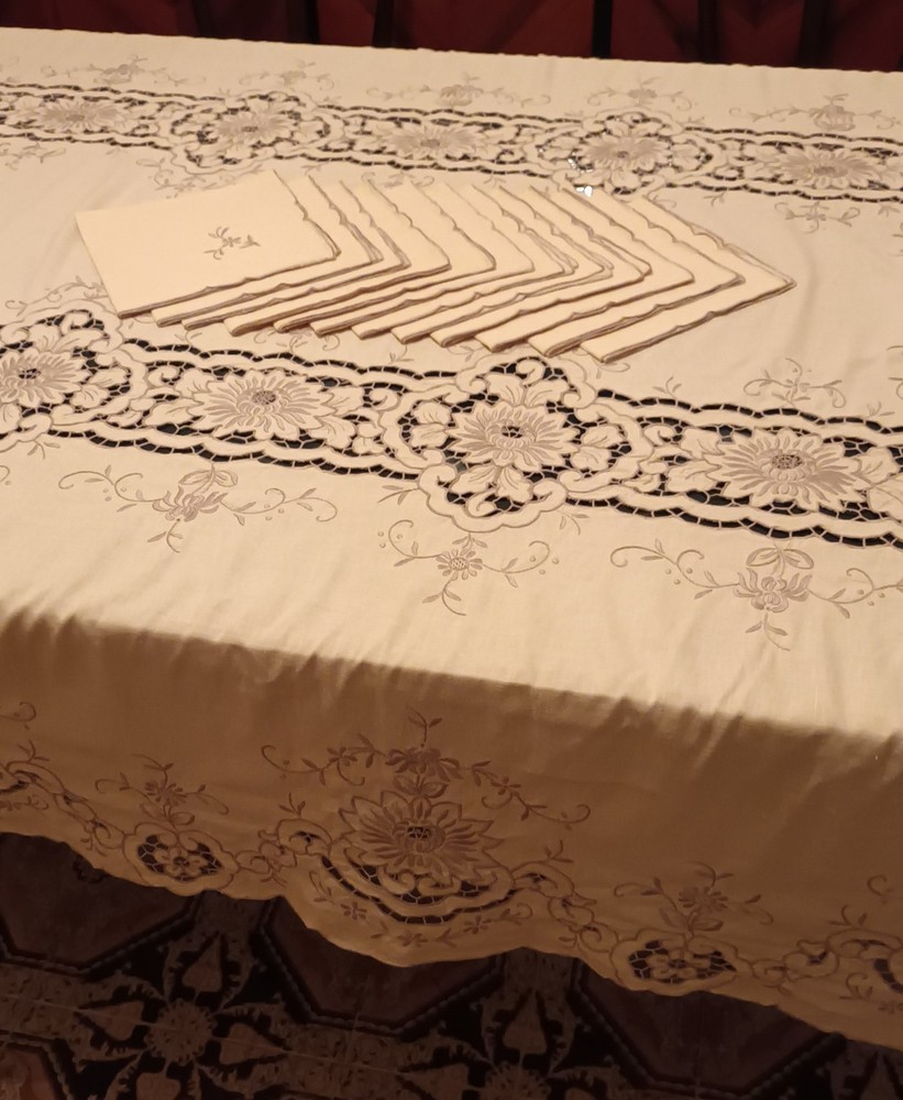 Hand Embroidered Rectangular Tablecloth With Napkins