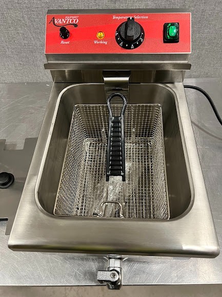 Avantco F200 15 lb. Medium-Duty Electric Countertop Fryer - 208-240V.