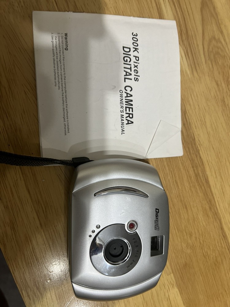 DigiGr8 300k Pixels Digital Camera - Spares Or Repairs