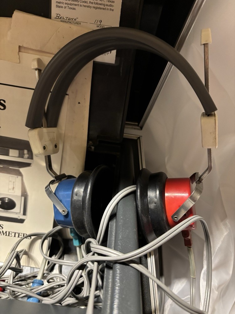Beltone Model 119 Portable Hearing Test Audiometer W/ Headset & Push Button
