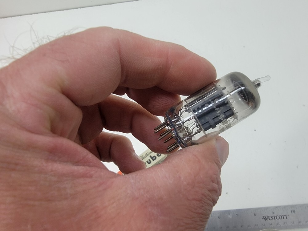 VINTAGE VACUUM ELECTRON TUBE 8LT8