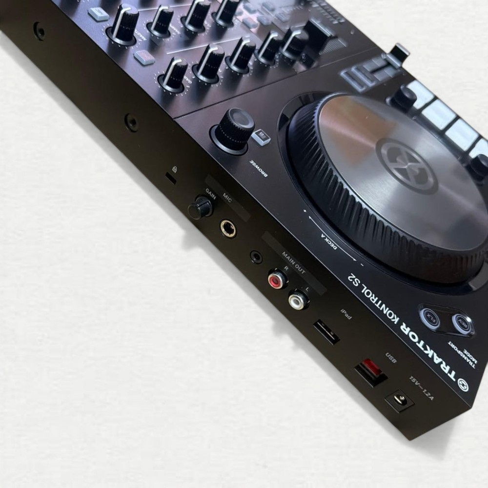 Native Instruments Traktor Kontrol S2 MK3 DJ Controller Tabletop 2-Channel Black