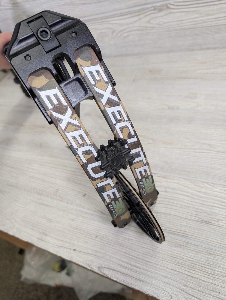 Bear Execute 30 RH 70lb Black Riser/Throwback Limbs Bow