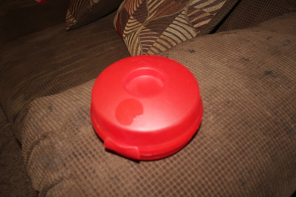TUPPERWARE ROUND SANDWICH KEEPER RED
