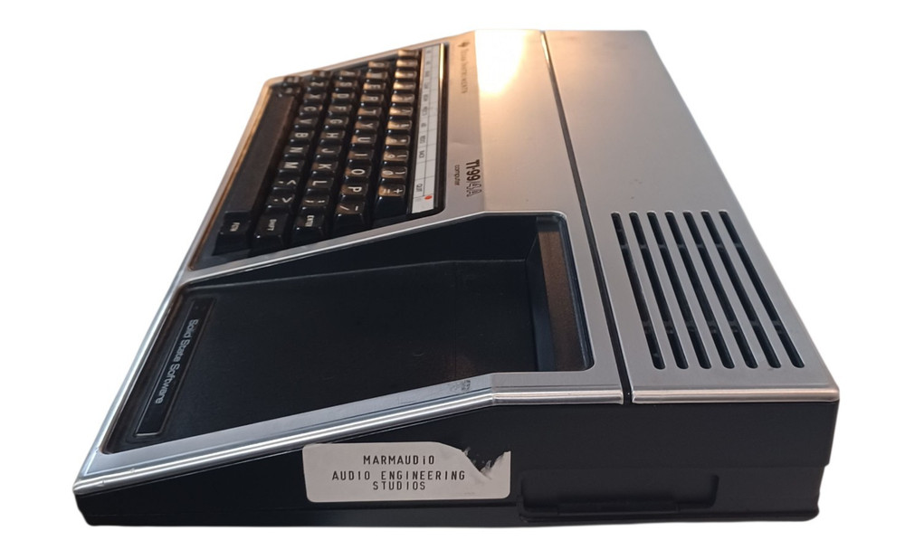 TEXAS INSTRUMENTS TI-99/4A Vtg 1982 HOME COMPUTER Powers On **READ**