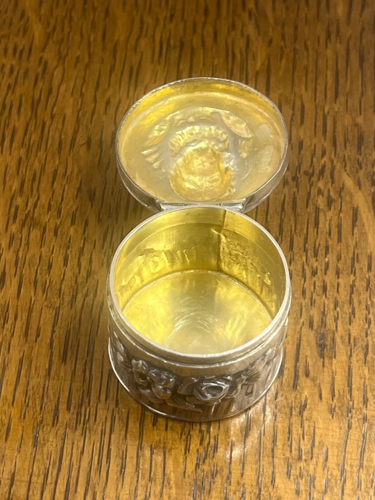 A decorative silver pill box hanua hallmarks import Chester 1902