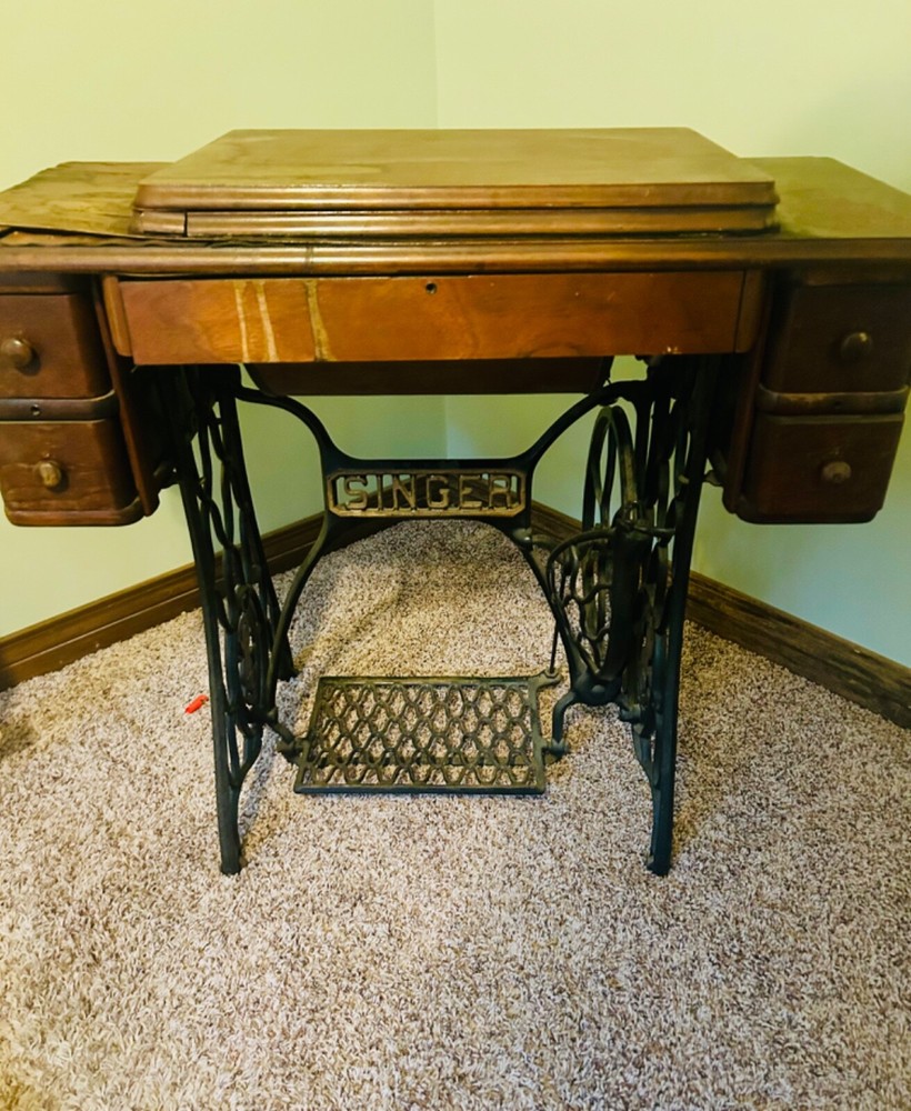 Beautiful singer sewing machine vintage